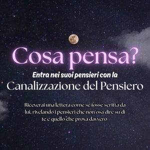 Può includere: Un cielo notturno stellato e scuro con una luna piena e il testo: Cosa pensa? Entra nei suoi pensieri con la Canalizzazione del Pensiero. Riceverai una lettera come se fosse scritta da lui, rivelando i pensieri che non osa dire su di te e quello che prova davvero.