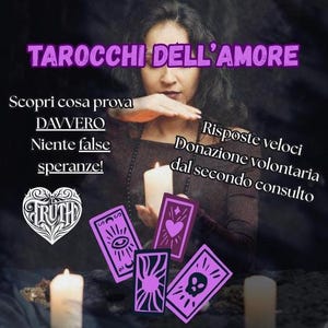 Può includere: Immagine di carte dei tarocchi con disegni viola e bianchi, tenute vicino a candele accese. Il testo in italiano recita "Tarocchi dell'Amore" e altre frasi sulle letture d'amore. È visibile anche un logo con la parola "TRUTH".