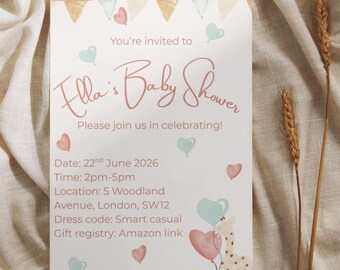 以下が含まれることがあります： 「Ella's Baby Shower」の文字が入ったベビーシャワーの招待状。日付、時間、場所が記載されています。ハートや風船を持ったキリンなどの装飾要素があります。背景はニュートラルな生地です。