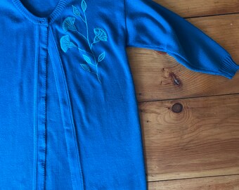 Cardigan vintage des années 80, longue ligne, fermeture à un bouton avec fleurs appliquées bleu sarcelle, manches complètes