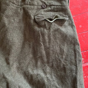 Peut inclure: Un pantalon en laine marron avec un seul bouton &agrave; la taille arri&egrave;re et une poche arri&egrave;re.