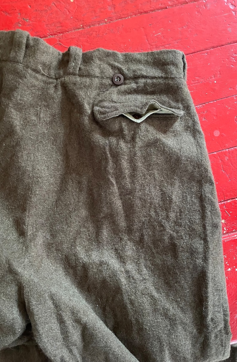 Peut inclure: Un pantalon en laine marron avec un seul bouton &agrave; la taille arri&egrave;re et une poche arri&egrave;re.