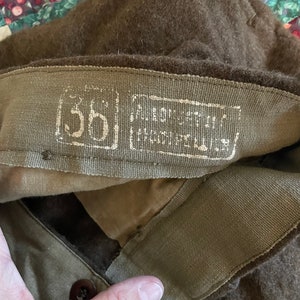 Peut inclure: Une veste en laine marron avec une doublure en coton marron. La veste porte une &eacute;tiquette indiquant "Made in U.S.A.  Exclusive of Trimmings".