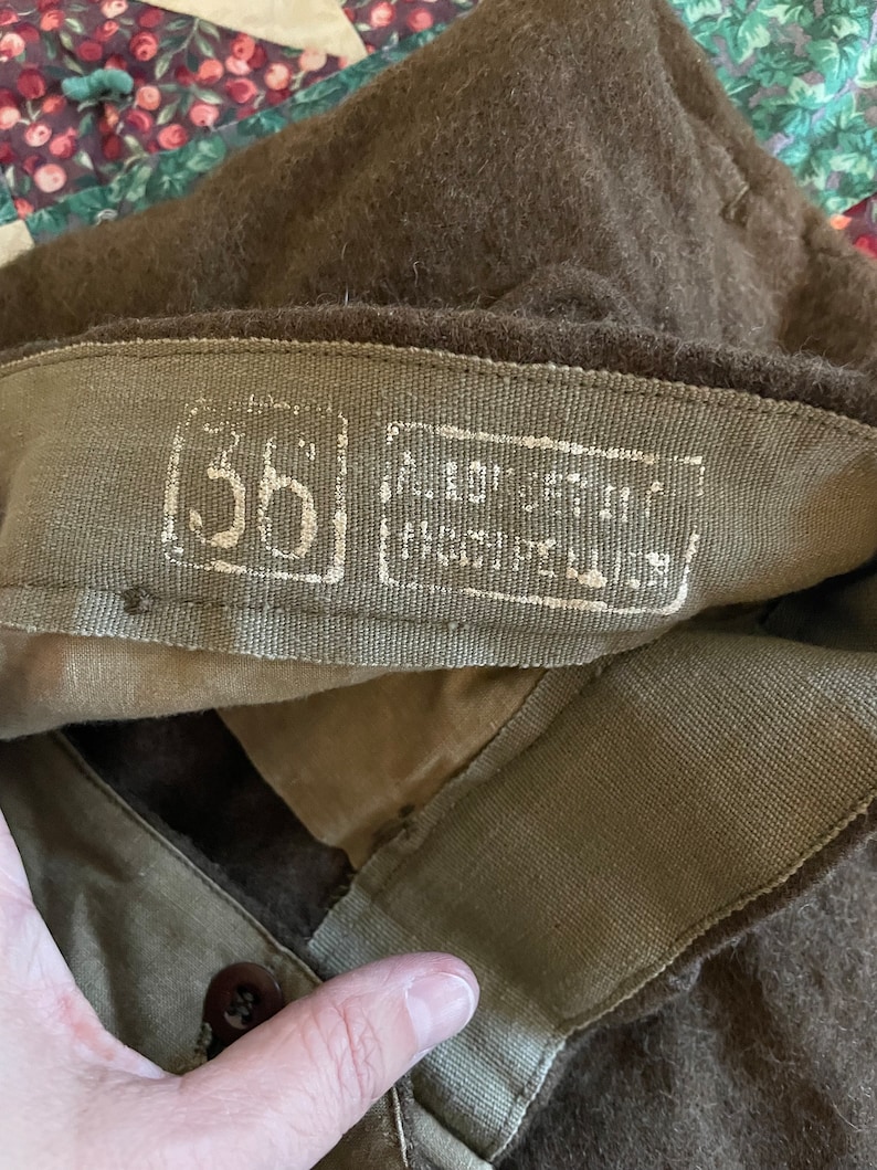 Peut inclure: Une veste en laine marron avec une doublure en coton marron. La veste porte une &eacute;tiquette indiquant "Made in U.S.A.  Exclusive of Trimmings".