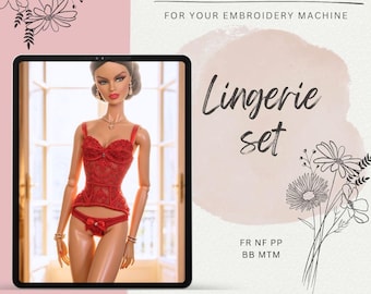 Op de afbeelding: Advertentie voor een digitaal borduurontwerp. De afbeelding toont een pop in rode lingerie op een tablet. Tekst bevat "Lingerie set" en "Digital Embroidery". De achtergrond is zachtroze met bloemenillustraties.