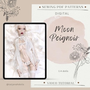 Könnte beinhalten: Digitales Schnittmuster für einen Moon Peignoir, dargestellt auf einem Tablet. Das Bild zeigt eine Puppe in weißer Dessous und einem transparenten Morgenmantel. Text enthält "Sewing PDF Patterns", "Digital" und "Video Tutorial".