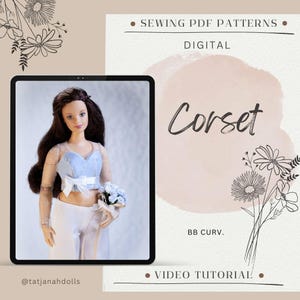 Könnte beinhalten: Werbung für ein digitales Schnittmuster mit einer Puppe in einem hellblauen Korsett und einer weißen Hose. Das Wort "Corset" ist kursiv geschrieben. Der Text enthält "Sewing PDF Patterns" und "Video Tutorial". Der Hintergrund ist ein weiches Beige mit floralen Akzenten.