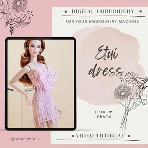 Könnte beinhalten: Werbung für ein digitales Stickdesign. Es zeigt eine Puppe in einem rosa Spitzenkleid mit einem Schmetterlingsdetail. Der Text lautet "Etui dress" und "Digital Embroidery for your embroidery machine."