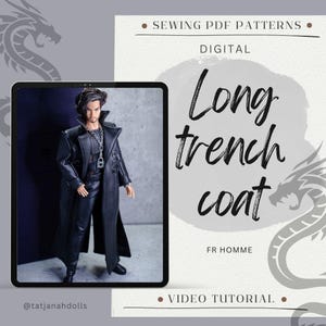 Op de afbeelding: Digitaal naaipatroon voor een lange trenchcoat, weergegeven op een tablet. De afbeelding toont een pop in een zwarte trenchcoat en broek. Tekst op de afbeelding is onder meer "Long trench coat" en "FR HOMME". De achtergrond is grijs met draken silhouetten.