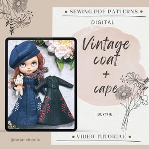 Könnte beinhalten: Ein digitales Schnittmuster für einen Vintage-Mantel und Umhang für Blythe-Puppen. Das Bild zeigt eine Puppe mit einem Jeansmantel und Hut sowie einen separaten dunkelgrünen Mantel mit roter Stickerei. Der Text lautet "Vintage coat + cape".