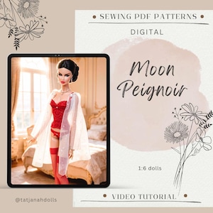 Könnte beinhalten: Digitales Schnittmuster für 1:6 Puppen, mit einer Puppe in roter Dessous und einem transparenten weißen Morgenmantel. Der Text "Moon Peignoir" ist auf hellrosa Hintergrund, mit "Sewing PDF Patterns" und "Video Tutorial".