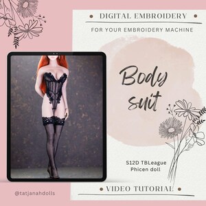 Può includere: Annuncio di ricami digitali. L'immagine mostra una bambola con un body nero e calze. Il testo sull'immagine recita "Body suit" e "Digital Embroidery for your embroidery machine". La bambola è una bambola S12D TBLeague Phicen.
