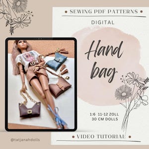 Könnte beinhalten: Ein Bild einer Puppe mit weißem T-Shirt und braunen Shorts, mit drei Miniaturhandtaschen in Braun und Blau. Das Bild enthält den Text "Hand bag" und "Sewing PDF Patterns". Die Puppe ist etwa 30 cm groß.
