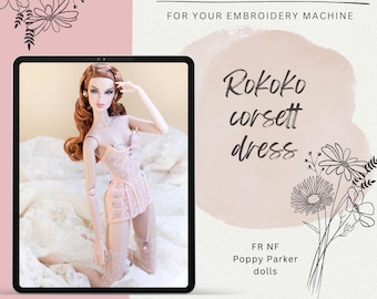 Op de afbeelding: Een digitaal borduurontwerp voor een Rokoko korsetjurk, weergegeven op een tablet. De afbeelding toont een pop in een roze korsetjurk. Tekst omvat "Digital Embroidery" en "Video Tutorial."