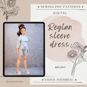 Könnte beinhalten: Eine Puppe in einem hellblauen Raglan-Ärmel-Kleid mit Teddybären-Design, dargestellt auf einem Tablet. Das Bild ist vor einem neutralen Hintergrund mit dem Text "Reglan sleeve dress" und "Sewing PDF Patterns" platziert.