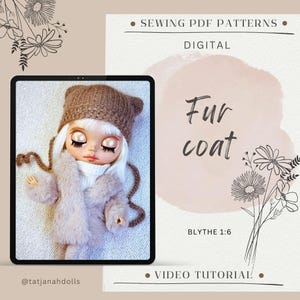 Könnte beinhalten: Eine Blythe-Puppe mit brauner Strickmütze und hellbraunem Pelzmantel wird auf einem Tablet-Bildschirm gezeigt. Das Bild ist Teil eines digitalen Schnittmusters für einen Pelzmantel, mit dem Text "Fur coat" und "Blythe 1:6".