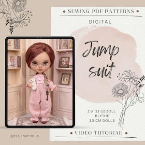 Könnte beinhalten: Ein digitales Schnittmuster für einen Puppen-Jumpsuit im Maßstab 1:6, angezeigt auf einem Tablet. Das Bild zeigt eine Puppe mit rotbraunem Haar in einem hellrosa Jumpsuit mit Punkten, die ein kleines weißes Spielzeug hält, mit dem Text Jump suit.