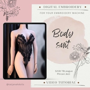 Può includere: Un body in pizzo nero esposto su una bambola all'interno di una cornice di tablet. L'immagine include il testo "DIGITAL EMBROIDERY" e "Body suit". Ulteriore testo indica "S21B TBLeague Phicen doll" e "VIDEO TUTORIAL". Lo sfondo è rosa tenue.