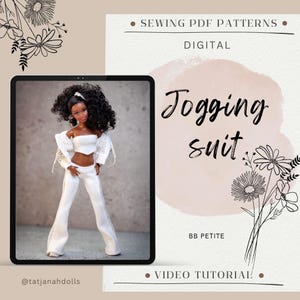 Könnte beinhalten: Eine Puppe in einem weißen Jogginganzug wird auf einem Tablet-Bildschirm gezeigt. Das Bild ist Teil einer Werbung für Schnittmuster. Der Text enthält "Sewing PDF Patterns", "Digital", "Jogging suit" und "Video Tutorial".