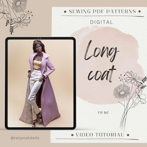 Op de afbeelding: Een pop in een lange, lichtpaarse jas, gouden top en witte broek wordt getoond op een tablet. De afbeelding bevat de tekst "Long coat" en "Sewing PDF Patterns". De achtergrond is lichtbeige.