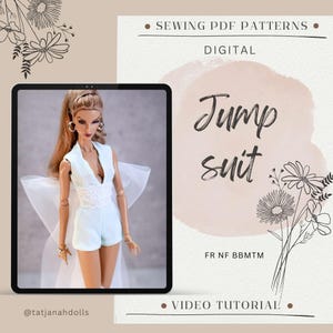 Può includere: Una bambola indossa una tuta jumpsuit azzurra con scollatura profonda e dettagli in pizzo bianco. L'immagine è su uno schermo di tablet, con il testo "Jump suit" e "Sewing PDF Patterns". La bambola ha lunghi capelli castani e orecchini a cerchio dorati.