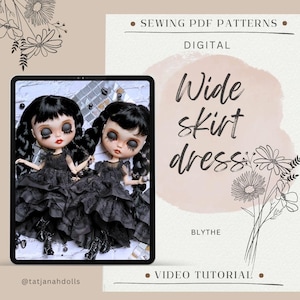 Könnte beinhalten: Zwei Blythe-Puppen in schwarzen Kleidern mit weitem Rock werden auf einem Tablet-Bildschirm gezeigt. Das Bild hat einen beigen Hintergrund mit dem Text "Wide skirt dress" und "Sewing PDF Patterns". Die Puppen haben schwarzes Haar und tragen schwarze Stiefel.