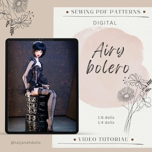 Peut inclure: Patron de couture numérique pour un "Airy bolero" pour poupées 1:6 et 1:4. L'image présente une poupée en boléro et bas noirs, assise sur une surface noire texturée. Le texte comprend "Sewing PDF Patterns", "Digital" et "Video Tutorial".