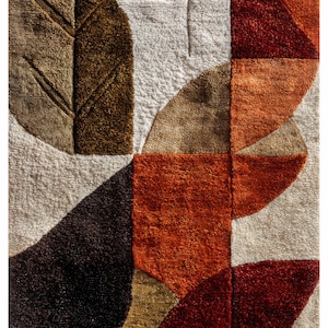 以下が含まれることがあります： 抽象的な幾何学模様のラグ。質感のある、ふかふかの表面です。デザインは、茶色、オレンジ、赤の色合いの有機的な形を、ニュートラルな背景に配置しています。ラグのパターンには、葉のような形や曲線が含まれています。