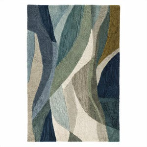 Peut inclure: Un tapis rectangulaire avec un motif abstrait. Le tapis présente un motif de formes fluides et superposées dans des tons de bleu, vert, beige et blanc. La texture semble moelleuse et douce, avec un mélange de tons clairs et foncés.
