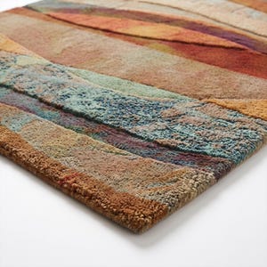 Handgetuft wollen tapijt met abstracte landschapsgolven, getextureerd hoog-laagpoolontwerp, modern huisdecor in aardetinten, luxe op maat gemaakt vloerkleed