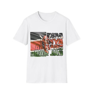 Può includere: T-shirt bianca con un design grafico che incorpora la bandiera keniota e il testo "INGA KENYA ANNARS DRAR JAG" in un font invecchiato. Il design utilizza i colori rosso, nero, verde e bianco.