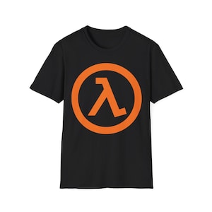 Peut inclure: T-shirt noir avec un symbole lambda orange dans un cercle. Le motif est centré sur le devant du t-shirt. Le t-shirt a des manches courtes et un col rond.