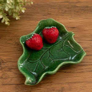 Vintage Ceramic Strawberry Salt Pepper Shakers with Leaf Tray