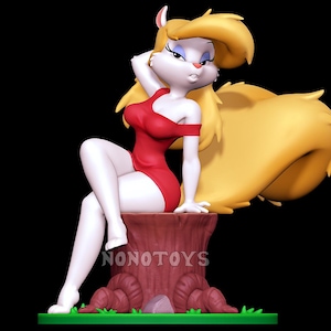 Puede incluir: Figura impresa en 3D de un personaje de dibujos animados, una ardilla. La ardilla es blanca con pelo rubio y una gran cola esponjosa. Lleva un vestido rojo y está sentada en un tocón. La base es verde y el texto "NONOTOYS" es visible.