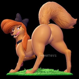 Op de afbeelding: Een 3D-geproduceerd beeldje van een cartoonhond in een suggestieve pose. De hond heeft oranje haar, een zwarte strik en een zwarte kraag. Het beeldje staat op een groene basis, met de tekst "NONOTOYS" zichtbaar.