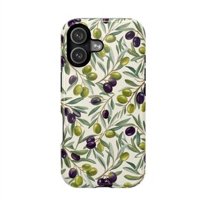 Könnte beinhalten: Eine rechteckige Smartphone-Hülle mit einem sich wiederholenden botanischen Muster aus grünen und dunkelvioletten Oliven sowie schmalen salbeigrünen Blättern auf cremefarbenem Grund. Die Hülle hat eine schwarze Kameraaussparung oben links.