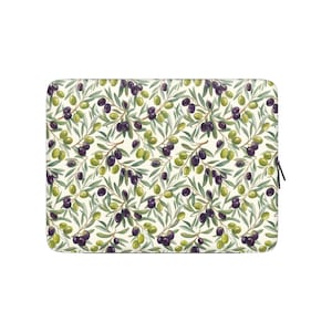 Könnte beinhalten: Eine rechteckige Laptoptasche mit einem durchgehenden Muster aus grünen und dunkelvioletten Oliven an Zweigen mit hellgrünen Blättern auf cremefarbenem Hintergrund. Die Tasche hat einen schwarzen Reißverschluss an der rechten Seite.