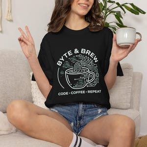 Camiseta divertida para programadores, camiseta "Del café al código", regalo para ingenieros de software, camiseta para desarrolladores web, ropa de programación Python, regalo para geeks