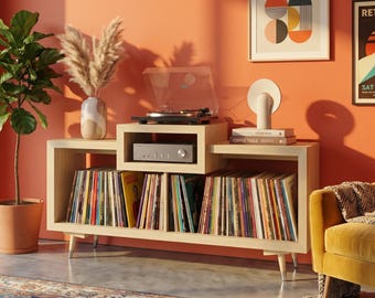 Soporte para tocadiscos de madera maciza ligera con almacenamiento para vinilos.