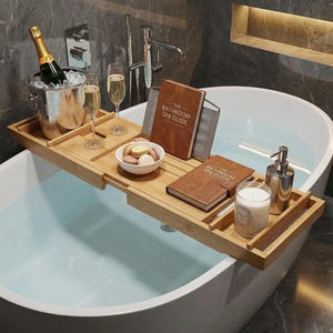 Puede incluir: Una taza de cerámica blanca con un asa negra y el texto "But First, Coffee" en un estilo manuscrito. La taza está sobre una superficie blanca. La taza mide 10 cm de alto.