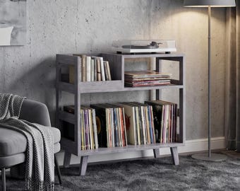 Szary, ręcznie wykonany stojak na gramofon z litego drewna z miejscem na płyty winylowe