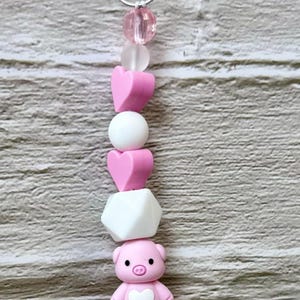 ピンクのブタのハート型シリコンビーズキーホルダー – カワイイ動物チャーム、パステルカラーのバッグタグ