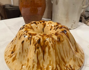 Antico stampo per ciambella in ceramica, kouglof francese, pasticceria tradizionale, pezzo vintage