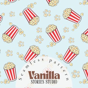 Peut inclure: Motif sans couture avec des seaux de pop-corn à rayures rouges et blanches remplis de pop-corn, dispersés sur un fond bleu clair. Le motif comprend le texte "Vanilla Stories Studio".