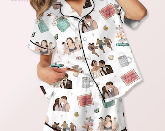 Pyjamaset voor zomerromantiek, pyjama voor nichtjes en nichtjes op het strand, pyjama met liefdesverhaal op het strand, pyjama met cacaomok en stapel boeken met schelpenprint, schattige nachtkleding in kuststijl