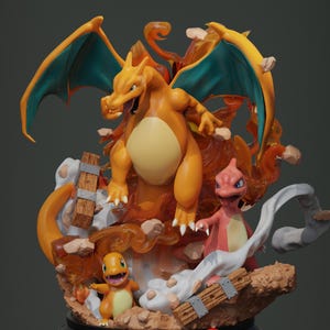 Könnte beinhalten: Detaillierte Figur mit Charizard, einem großen orangefarbenen Drachen mit teal-farbenen Flügeln, und anderen Pokémon-Charakteren. Die Basis enthält das Pokémon-Logo und einen Pokéball. Die Szene spielt sich inmitten von Flammen und felsigem Gelände ab.