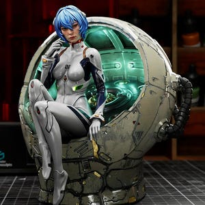 Puede incluir: Figura detallada de un personaje con cabello azul, vistiendo un traje blanco y gris con detalles en azul y naranja, sentado en una silla futurista. La silla es metálica con detalles intrincados y un interior verde brillante, tema de ciencia ficción.