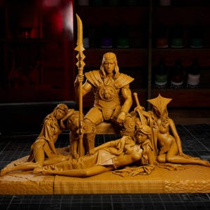 Könnte beinhalten: Eine detaillierte, hellbraune Skulptur, die einen sitzenden Krieger mit einem Speer darstellt, flankiert von liegenden weiblichen Figuren. Der Krieger trägt eine Rüstung mit einem Löwenemblem. Klassisches, heroisches Thema.