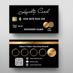 Op de afbeelding: Zwarte klantenkaart met gouden accenten. De kaart toont de tekst "Loyalty Card", een kaartnummer en een VIP-kaartaanduiding. De onderste kaart heeft een QR-code en de tekst "Collect 5 Visits Get a Free Reward".