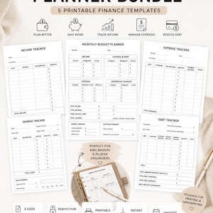 Può includere: Un set di pianificatori finanziari stampabili con cinque modelli tra cui tracciatore di entrate, budget mensile, tracciatore di spese, risparmi e debiti. Le pagine bianche contengono testo e tabelle nere per l'organizzazione.